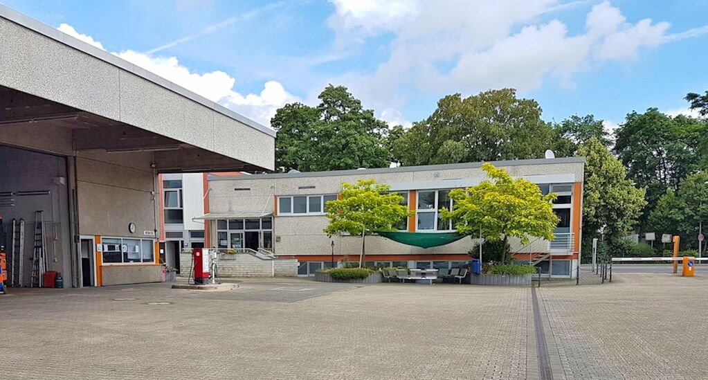 Betriebshof Zentrale (links) und Verwaltungsgebäude